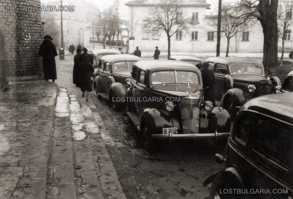 На излизане от църквата "Света София", автомобили, около 1943-44 г.