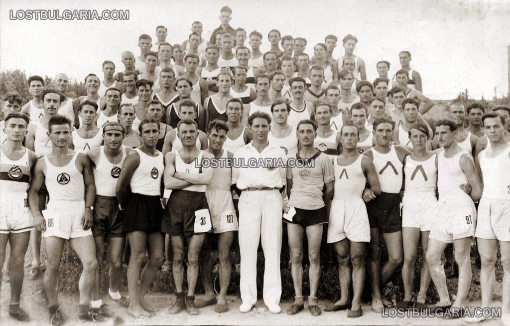 Спортисти от "Левски", "Славия", "Ботев" и други клубове, участници в атлетически състезания, август 1934 г.