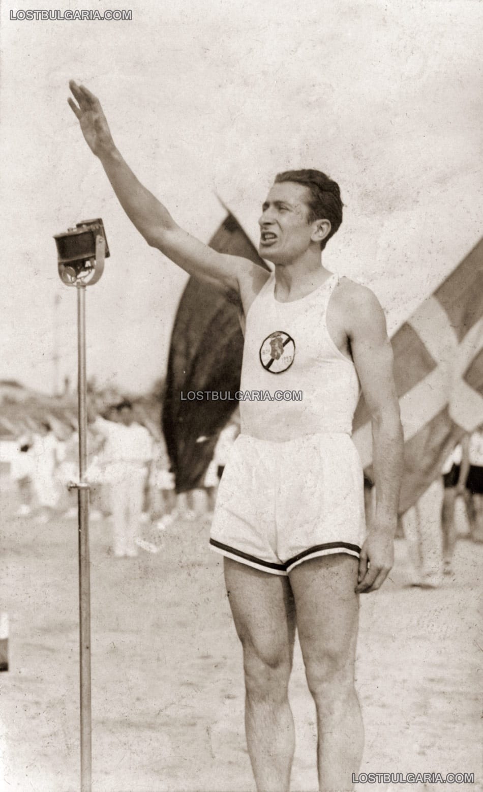 Спортист с екип на Българския олимпийски комитет полага клетва за добросъвестност преди състезания, около 1934 г.