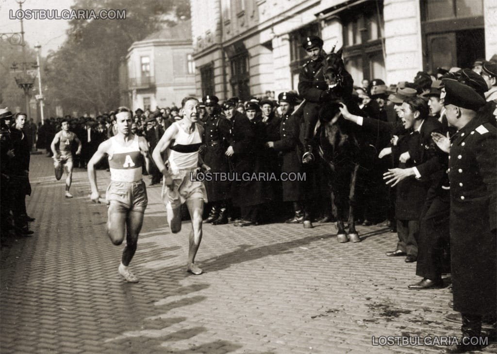 Щафетно надбягване по жълтите павета в София, бегачите наближават финала, първата половина на 30-те години на ХХ век