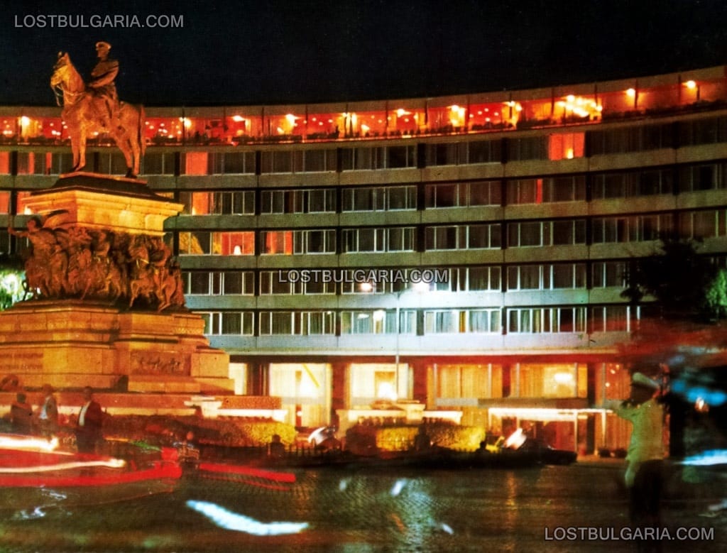 Нощна София, гранд хотел "София" и паметника на Цар Освободител, около 1974 г.