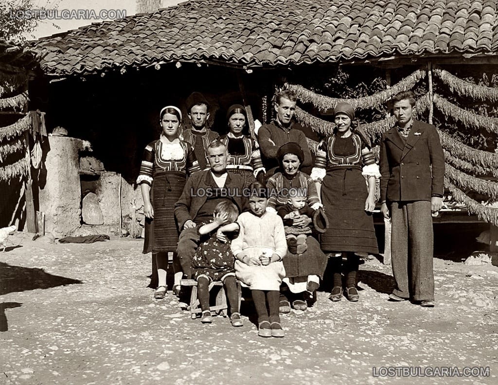 Семейство в селски двор с тютюневи нанизи, 30-те години на ХХ век
