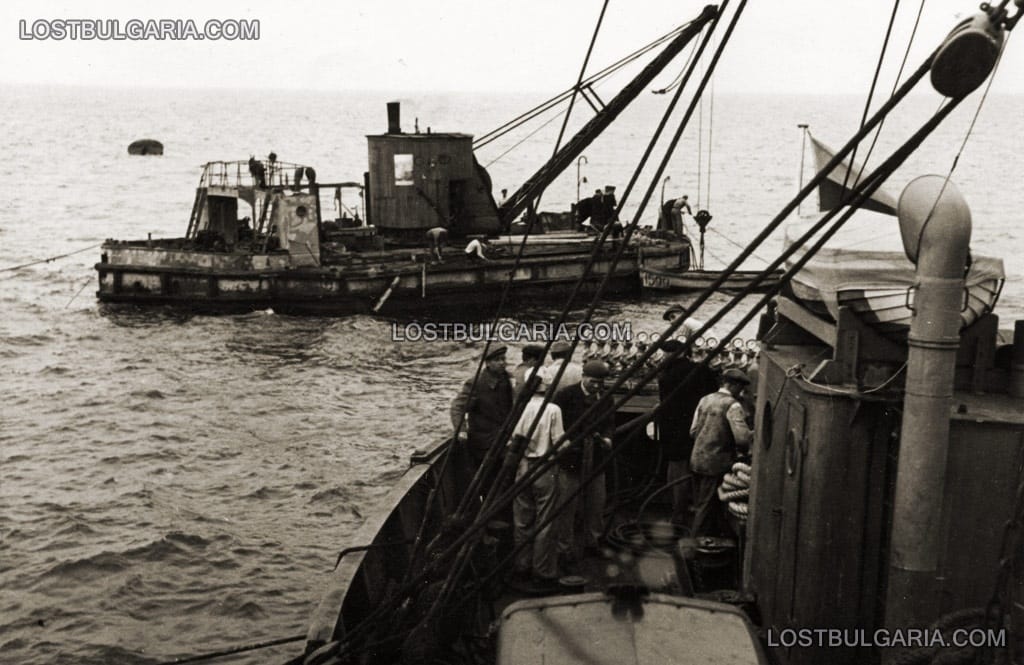 1952 година, плаващ кран, използван при изваждането на кораб "Шипка". Построен в самото начало на XX век, към 2010 г. този кран все още се използва в черноморските пристанища