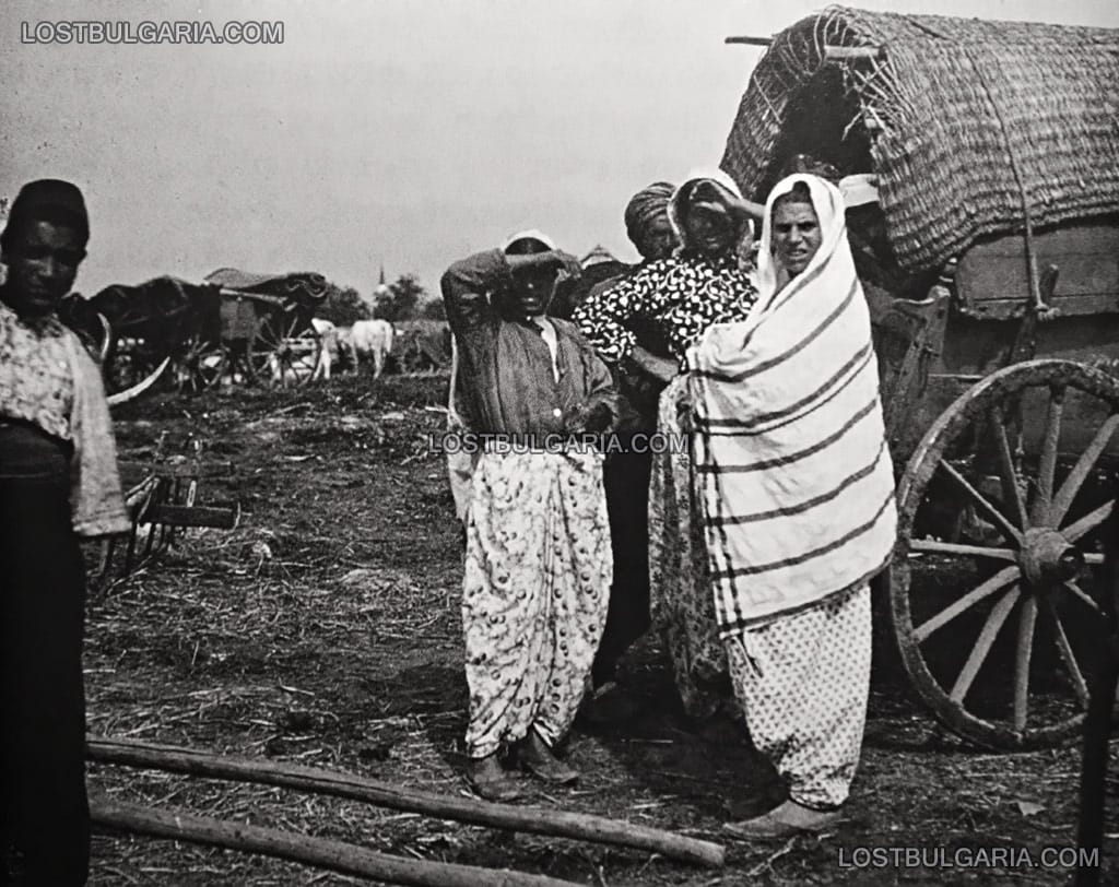 Цигани в типично облекло, с покрита каруца, Русчук (Русе), около 1912 г.