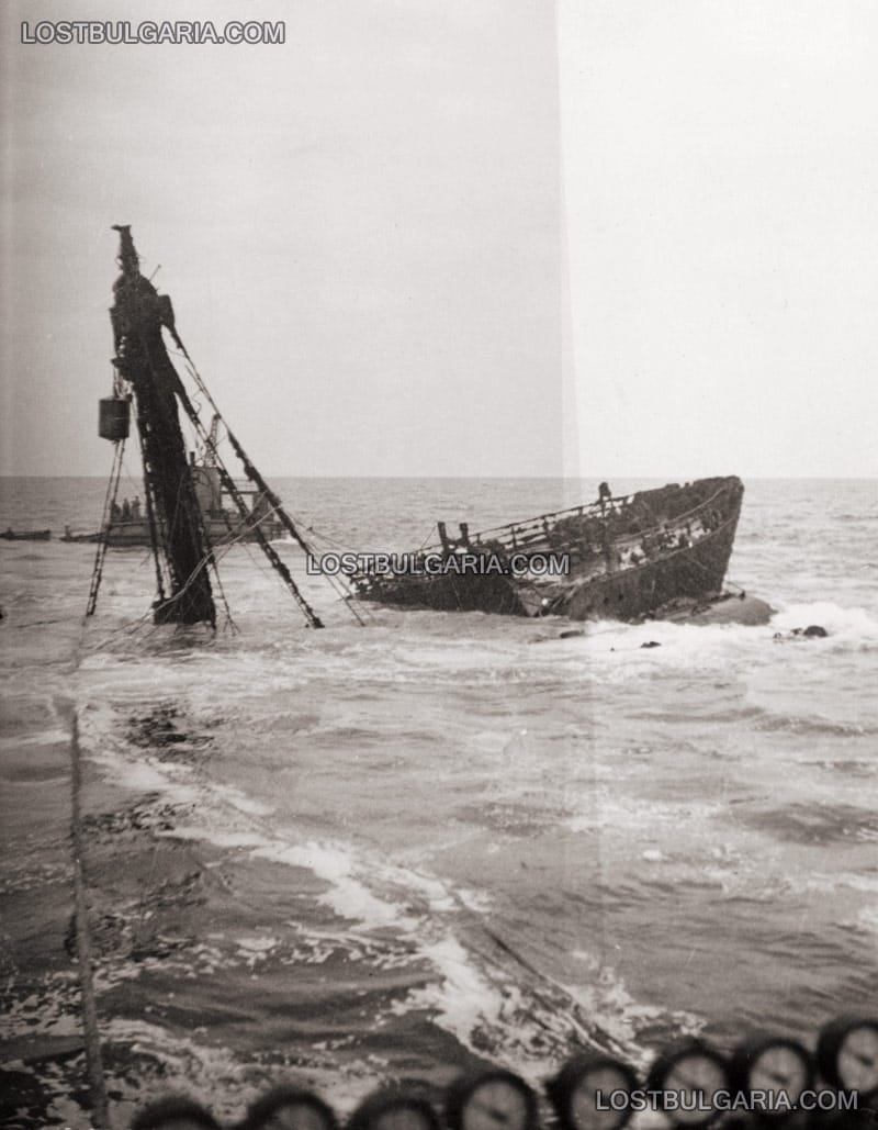 Понтоните се пълнят бавно с въздух от спомагателните кораби и издигат носа на "Шипка" над водата, месец юли 1952 г.