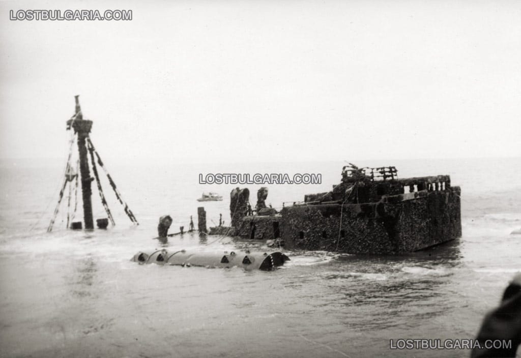 Надстройките на параход "Шипка" се появяват над водата, месец юли 1952 г.