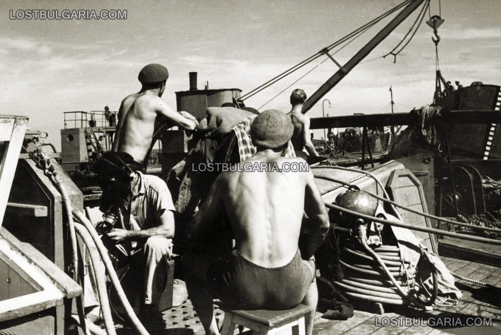 Плаващият кран спуска още понтони, необходими за изваждането на "Шипка", месец юли 1952 г.