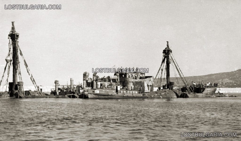 На 15 септември 1941 г. параходът "Шипка" се натъква на съветска мина и потъва близо до Златни пясъци. 11 години по-късно е издигнат и подготвен за буксир до пристанище Варна, юли 1952 г.