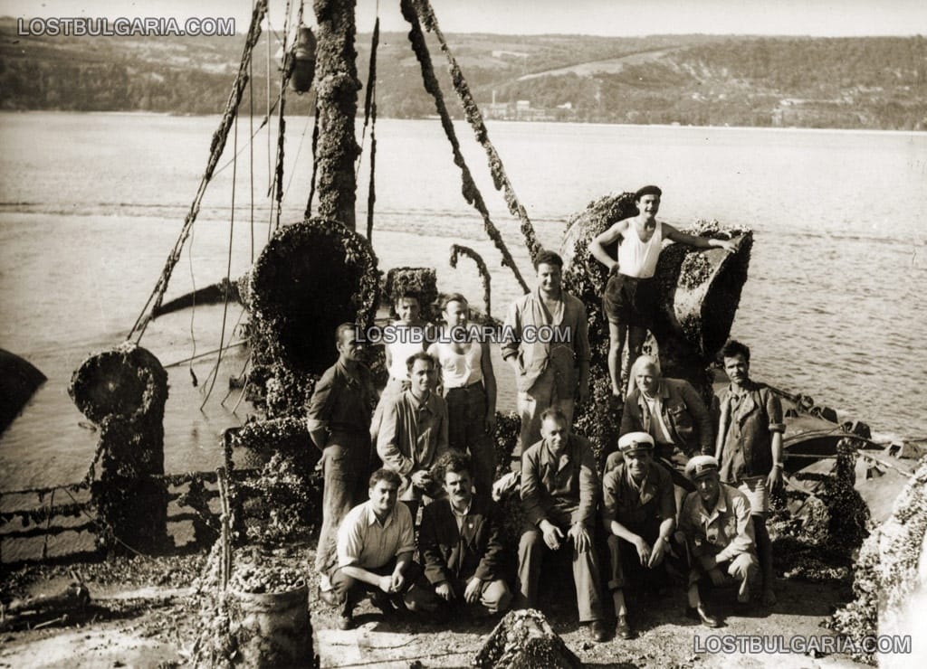 Моряци, участвали в изваждането на "Шипка", на облепената с миди палуба на полупотъналия кораб, юли 1952 г.