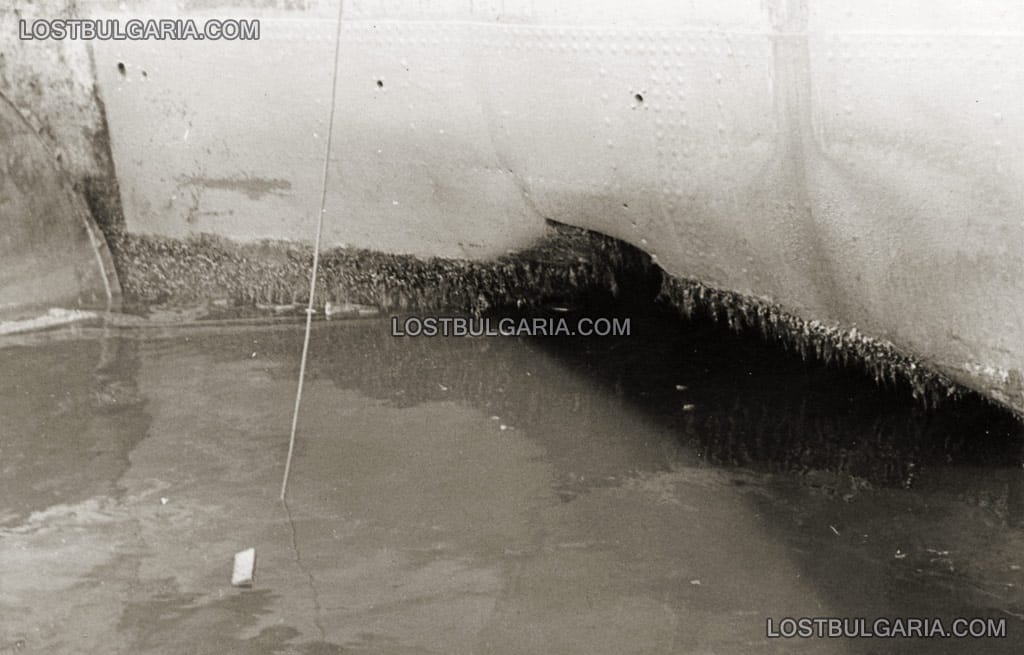 1952 година, в пристанище Варна корпусът на параход "Шипка" се издига от водата и се вижда горната част на пробойната, причинена от съветска мина през 1941 година