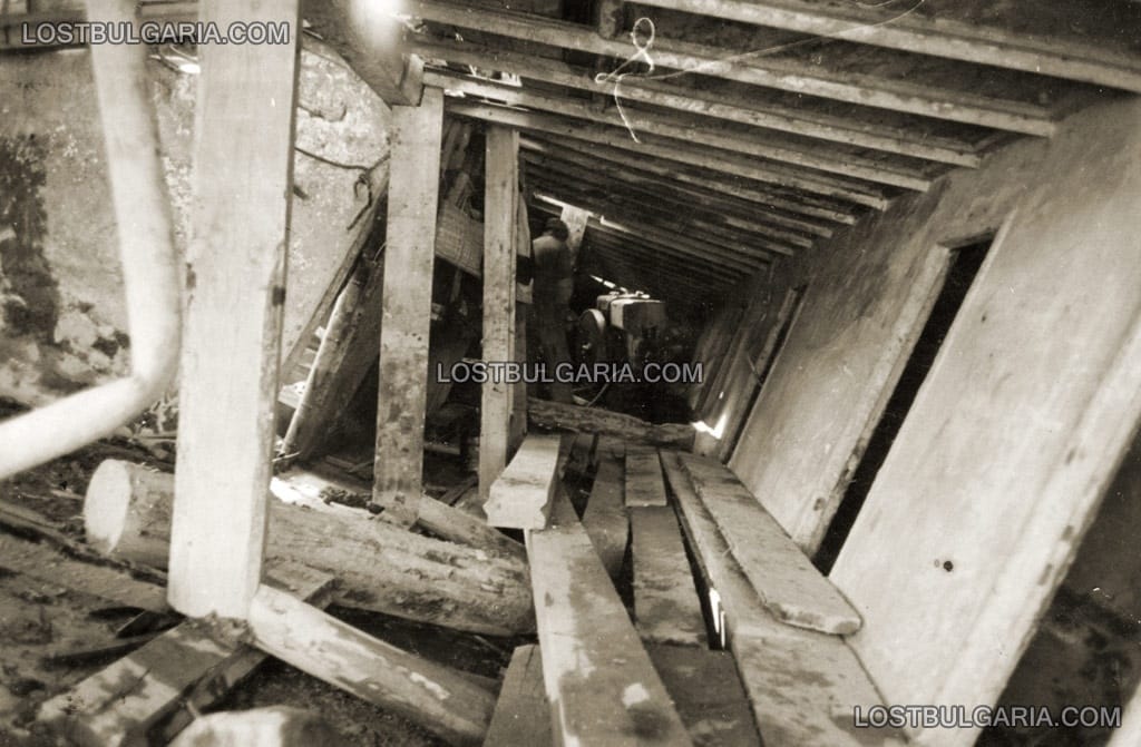 1952 година, разрушения в парахода "Шипка" от взрива на мина. Прави се укрепване на корпуса с греди