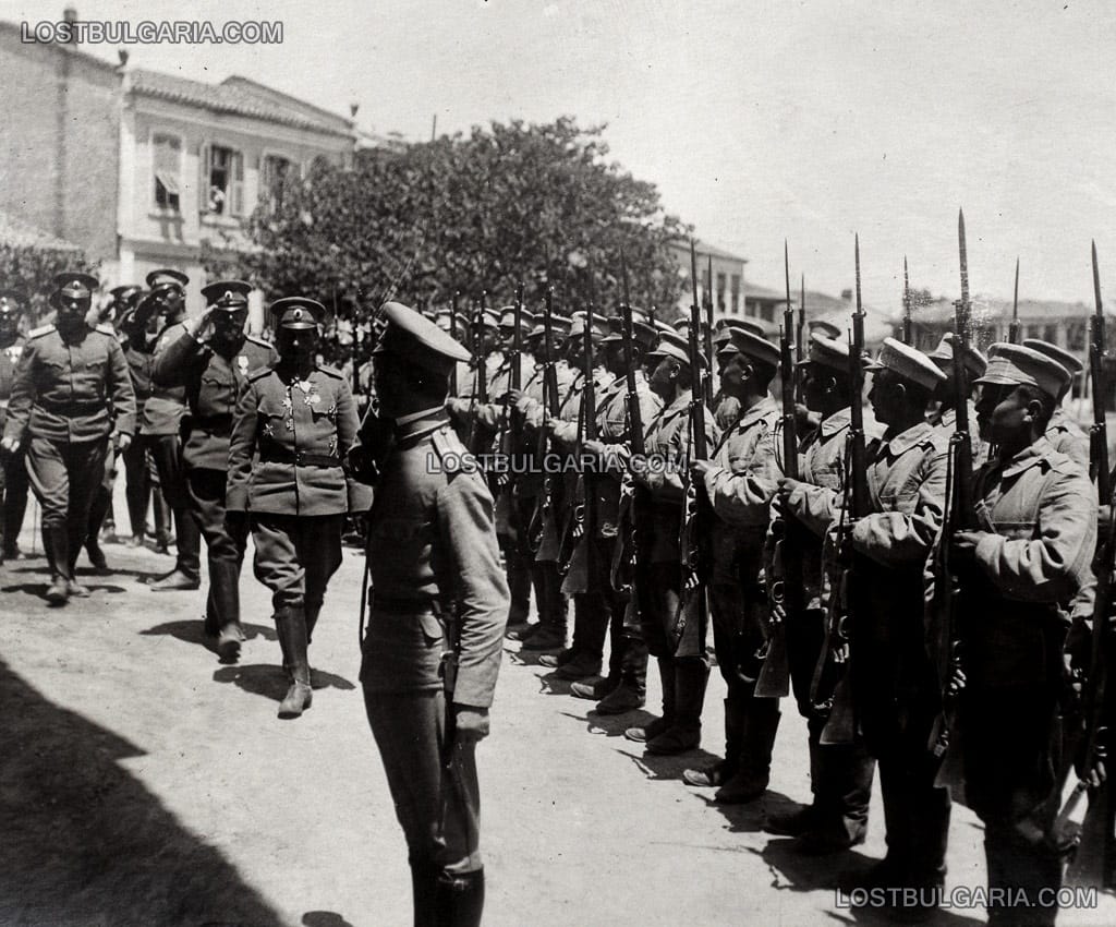 Главнокомандващият генерал Никола Жеков извършва преглед на гарнизона на град Гюмюрджина (Комотини в дн. Гърция), 1915 г.
