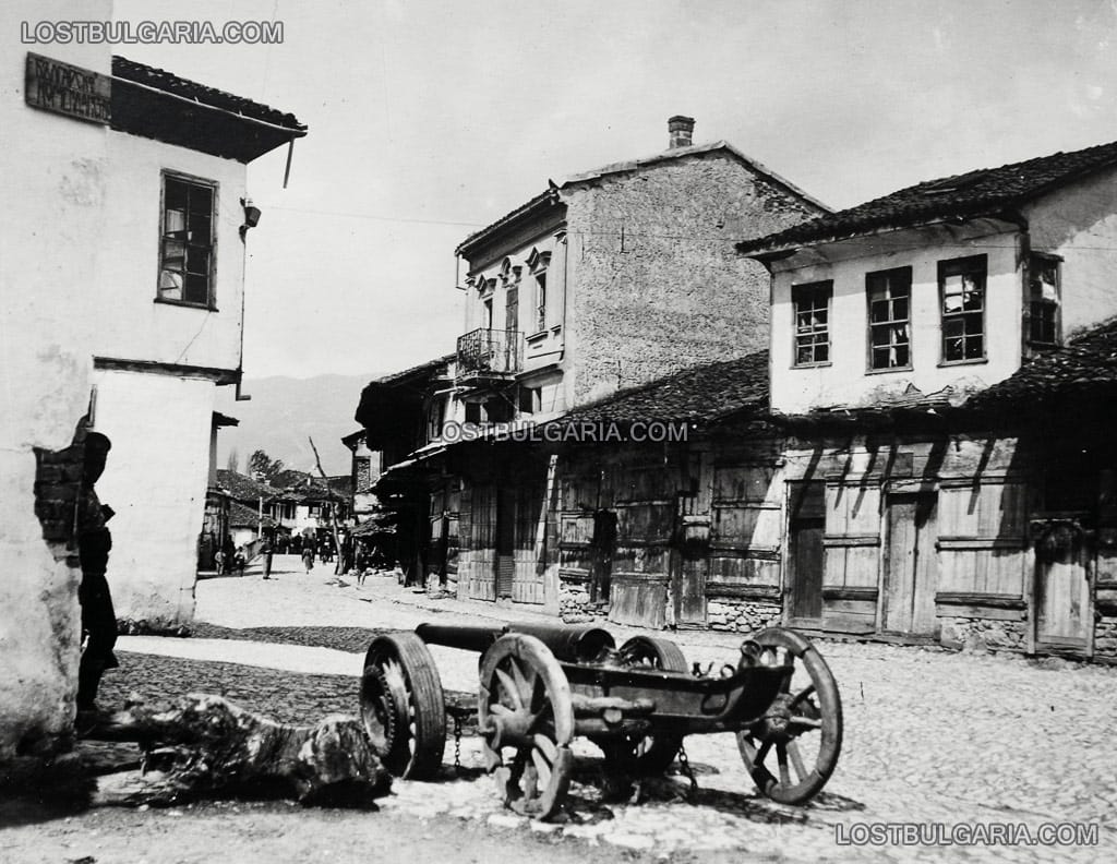 Град Струга, на преден план изоставено сръбско оръдие, 1915 г.