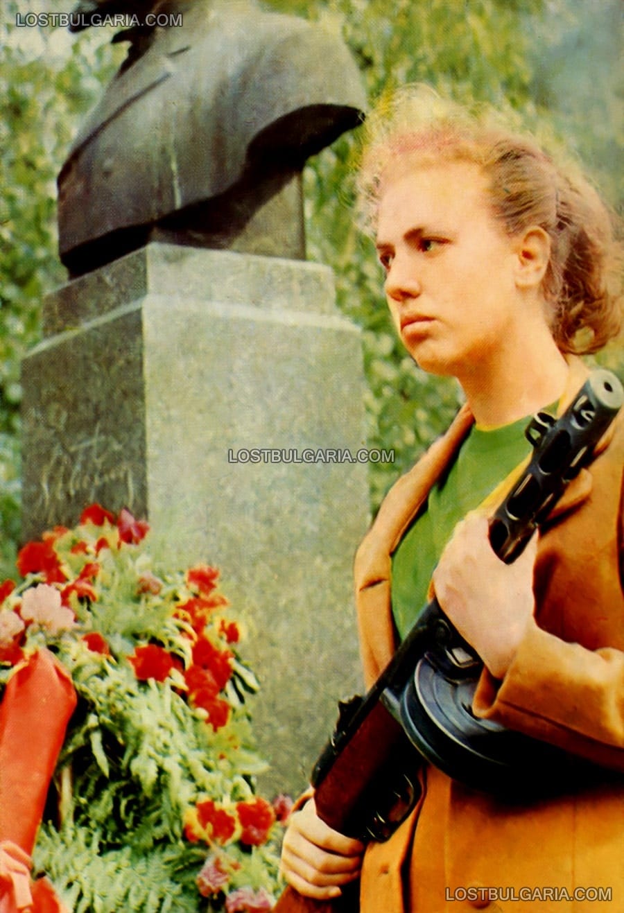София, Борисовата градина, "почетна стража" пред паметника на Христо Ботев по случай 2 юни, 60-те години на ХХ век