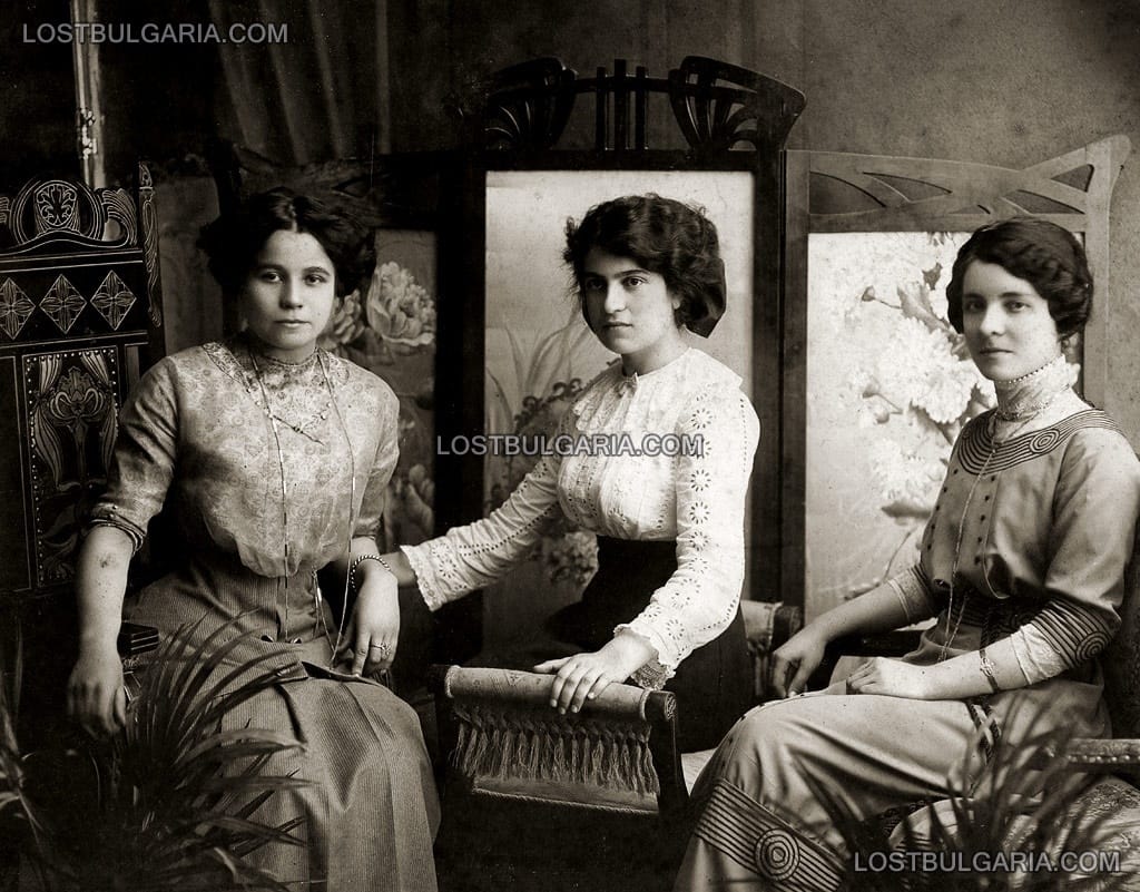 Варна, портрет на три млади момичета, началото на ХХ век