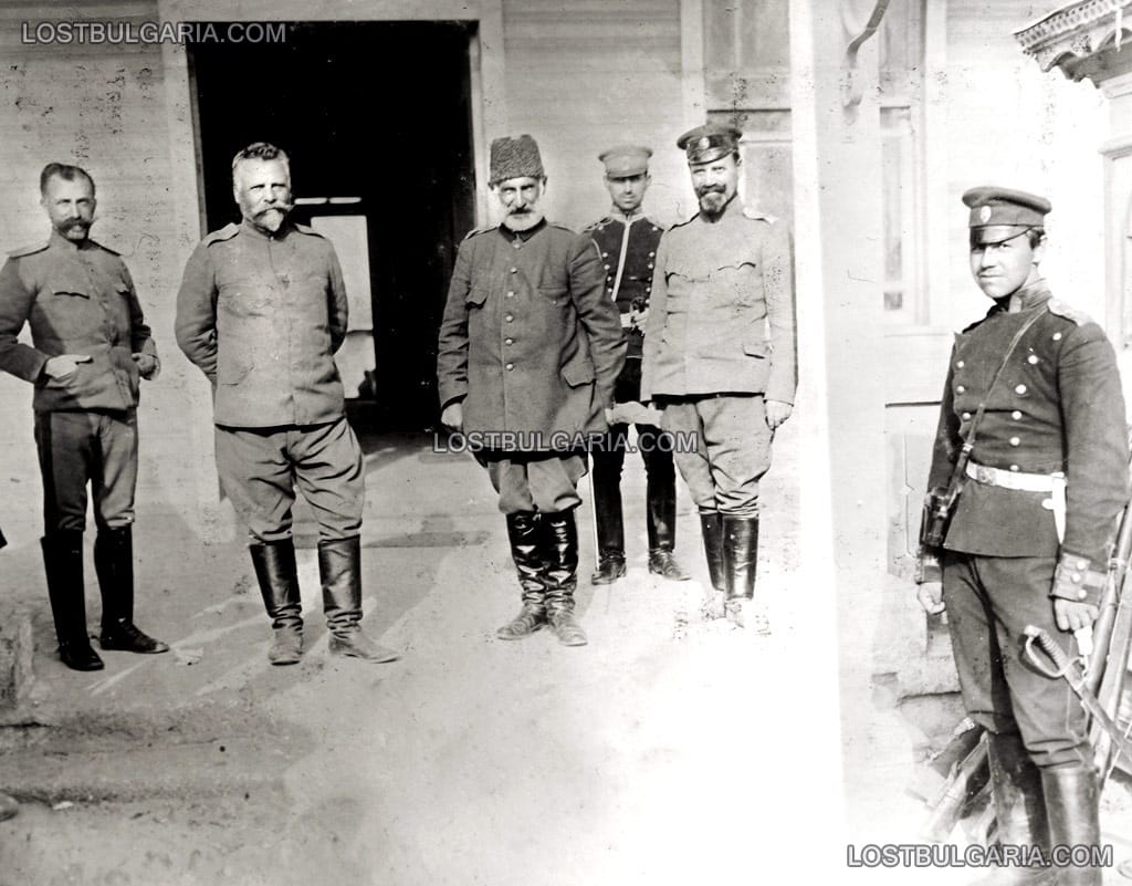 Генерал Георги Вазов и пленения Шукри паша, в ляво е майор (бъдещ генерал) Иван Вълков - началник-щаб на Източния сектор, в дясно - подполковник Симеон Добревски, началник на инженерната част в сектора, Одрин 1913 г.