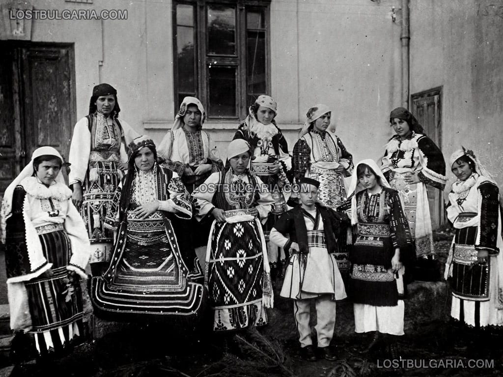 Ученици от Кюстендил, облечени в македонски народни носии, 1915 г.