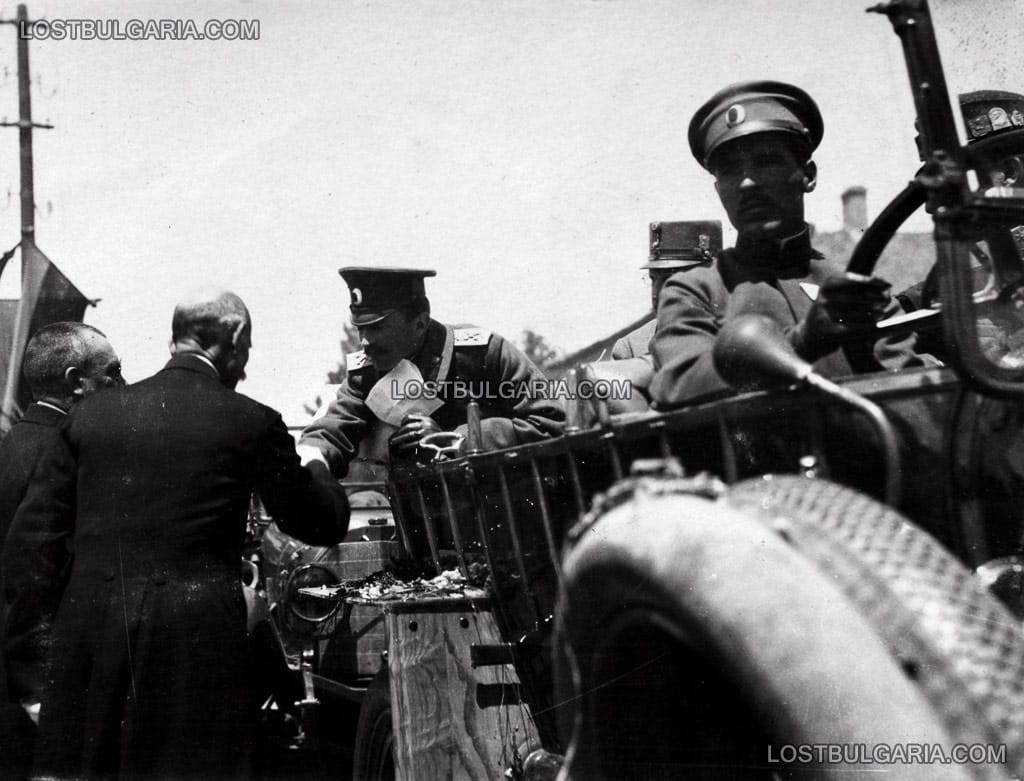 Посрещане на австрийския император Карл I, облечен в българска генералска униформа с маршалски пагони, до него се вижда Цар Фердинанд, облечен в австрийска униформа, май 1918 г.