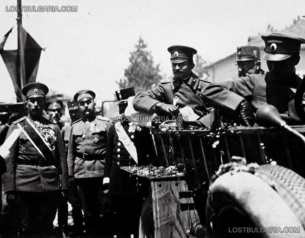 Главнокомандващият генерал Никола Жеков при посрещането на австрийския император Карл I, който е облечен в българска генералска униформа с маршалски пагони, до него е Цар Фердинанд, облечен в австро-унгарска униформа, май 1918 г.
