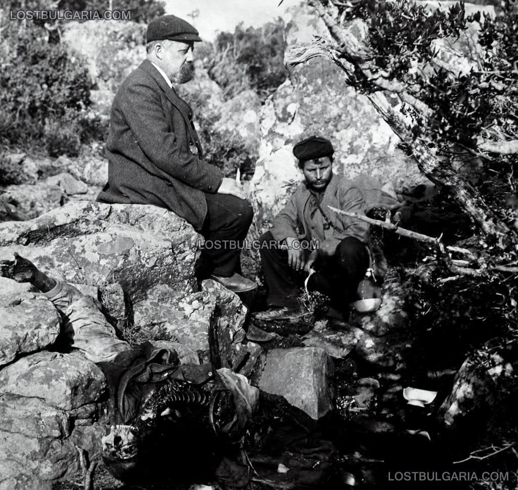 Професор Любомир Милетич и войводата Димитър Маджаров пред останките на Вълко Сарджев, жител на село Съчанли, убит от турците в Армаганската долина през 1913 г. 