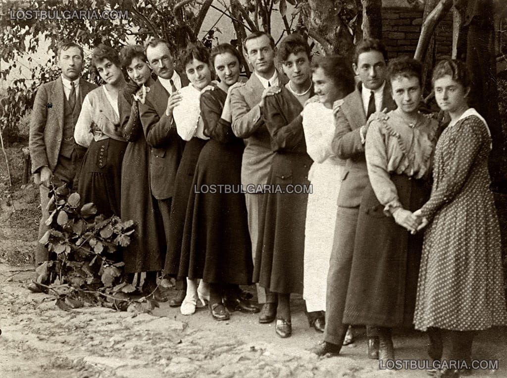 Млади мъже и жени позират за групов портрет, Калофер 1919 г.
