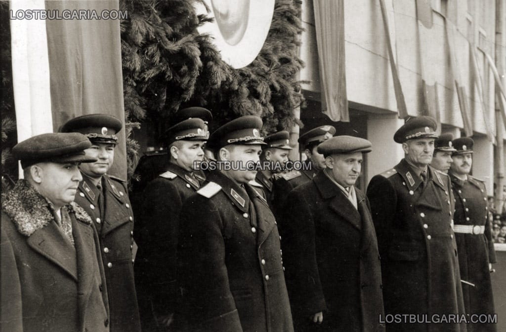 Ген. Добри Джуров, Тодор Живков, военни и партийци по време на парад, 50-те години на ХХ век