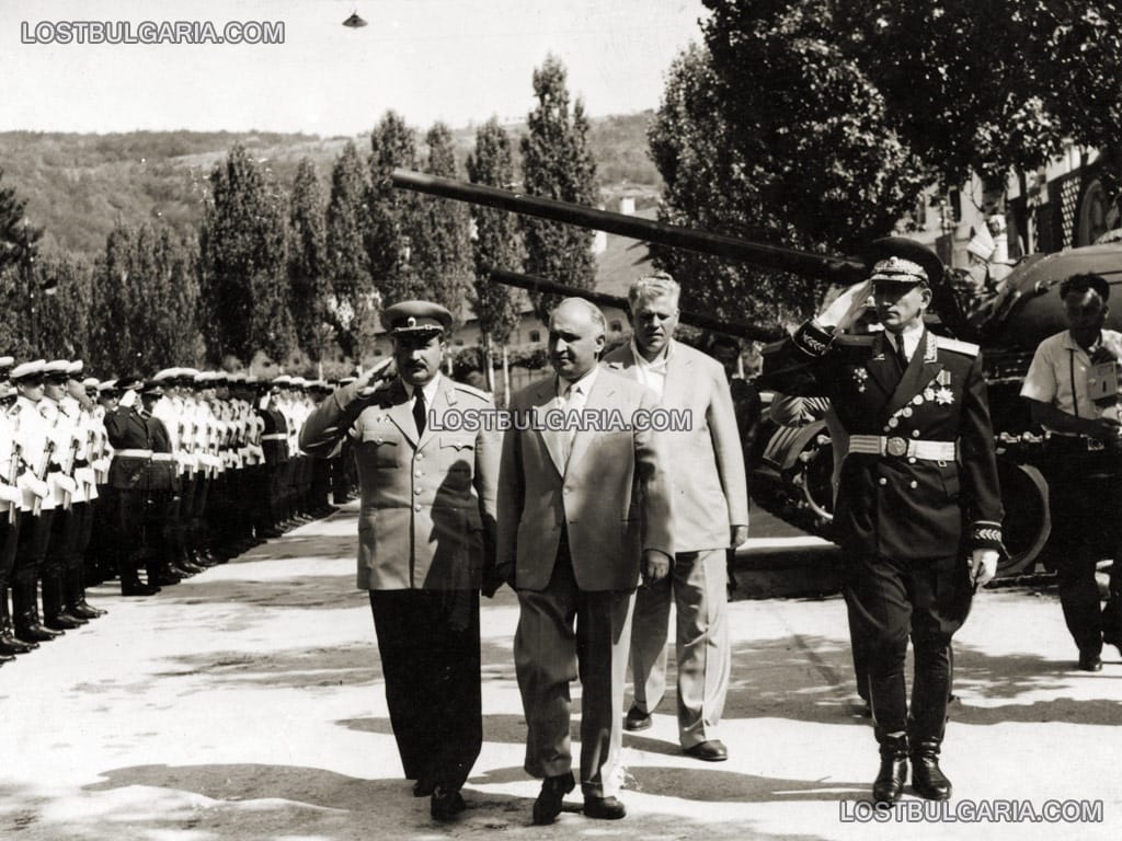 Тодор Живков и ген. Добри Джуров на посещение във военно поделение, 60-те години на ХХ век