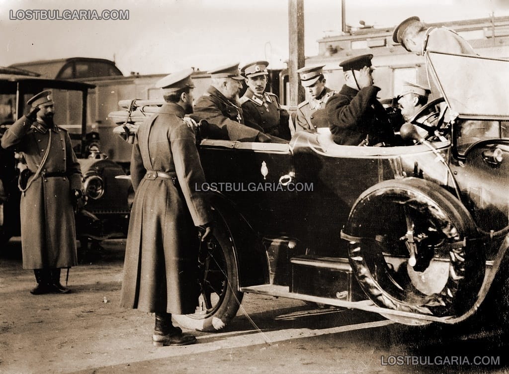 Н.В.Цар Фердинанд, княз Борис и княз Кирил в автомобил на Солунската гара