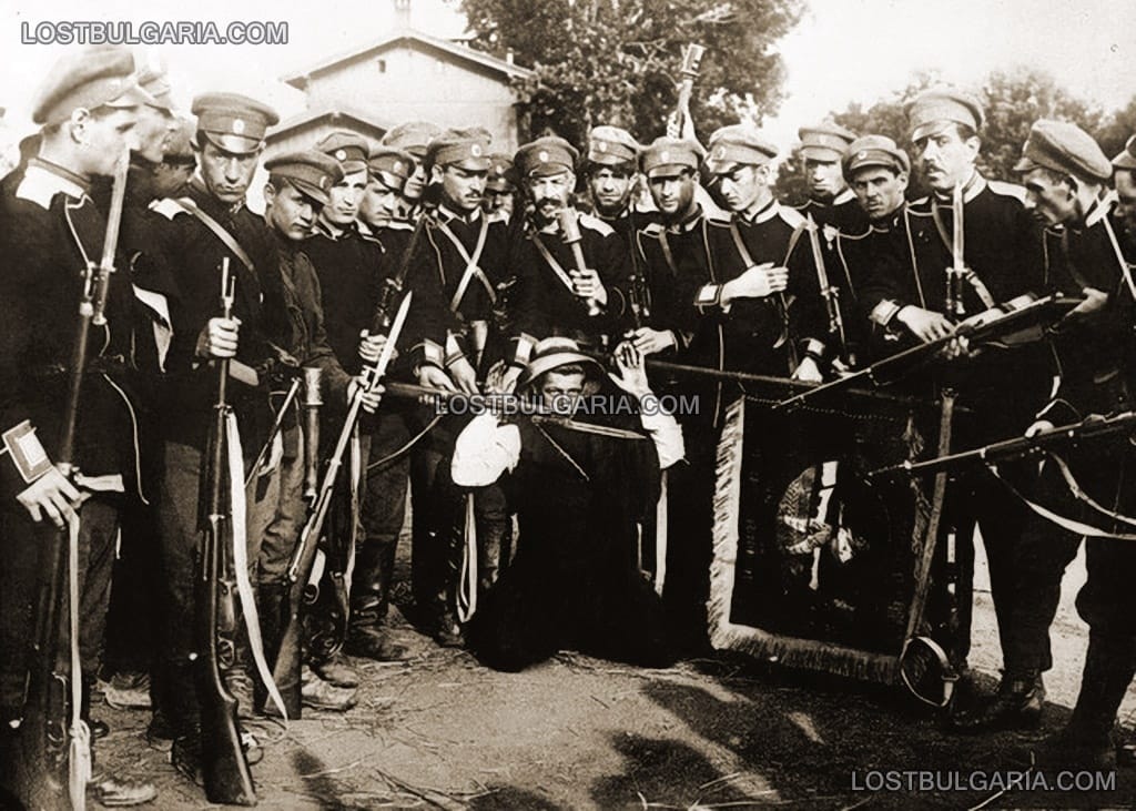 Юнкери, заловили член на Оранжевата гвардия след деветоюнския преврат за свалянето на режима на Александър Стамболийски, София, юни 1923 г.