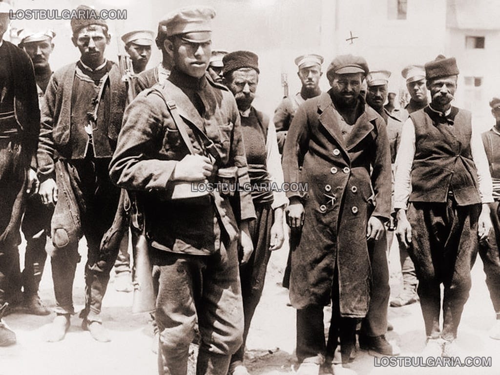 Войници, конвоират членове на Оранжевата гвардия след свалянето на режима на Александър Стамболийски, юни 1923 г.