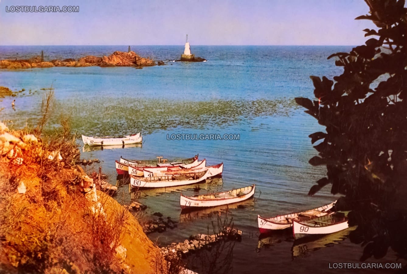 Ахтопол, старият фар и рибарските лодки на пристанището, 70-те години на ХХ век