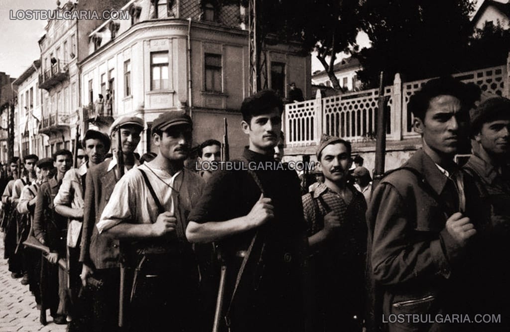 Велико Търново, партизани маршируват по днешната улица "Васил Левски", около 9 септември 1944 г.