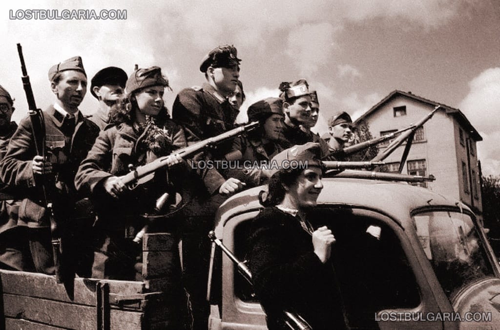 София, ремсисти позират след 9 септември 1944 г.