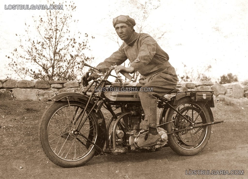 Димитър Соколов с мотоциклет "Триумф", 1925 г.