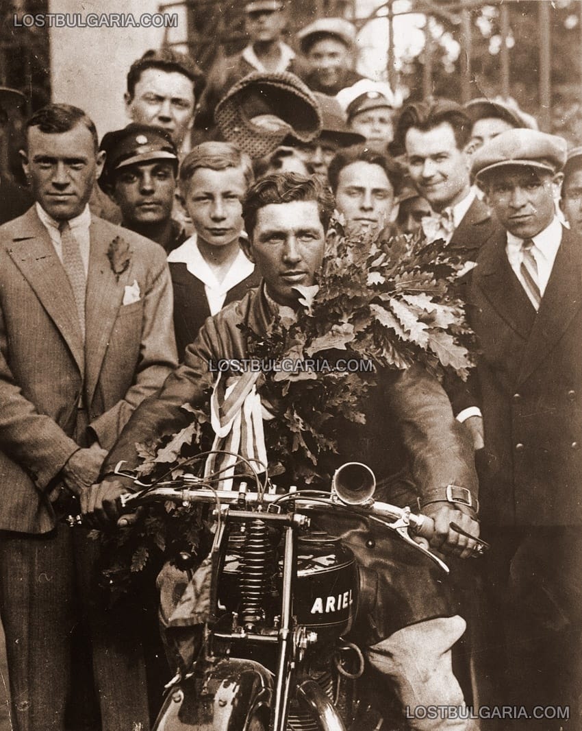 Димитър Соколов с мотоциклета си "Ariel" след спечелването на купа "Балкан", 1929г.