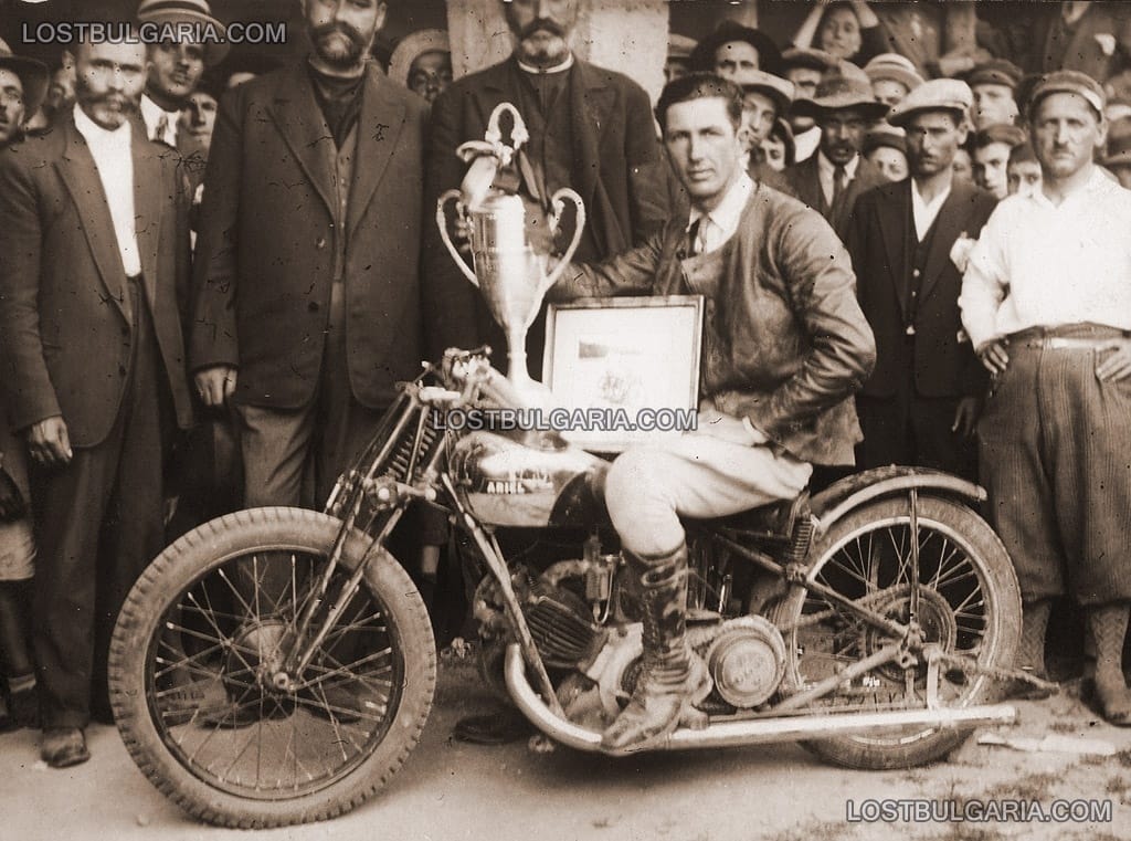 Димитър Соколов с купата Балкан 1929г.