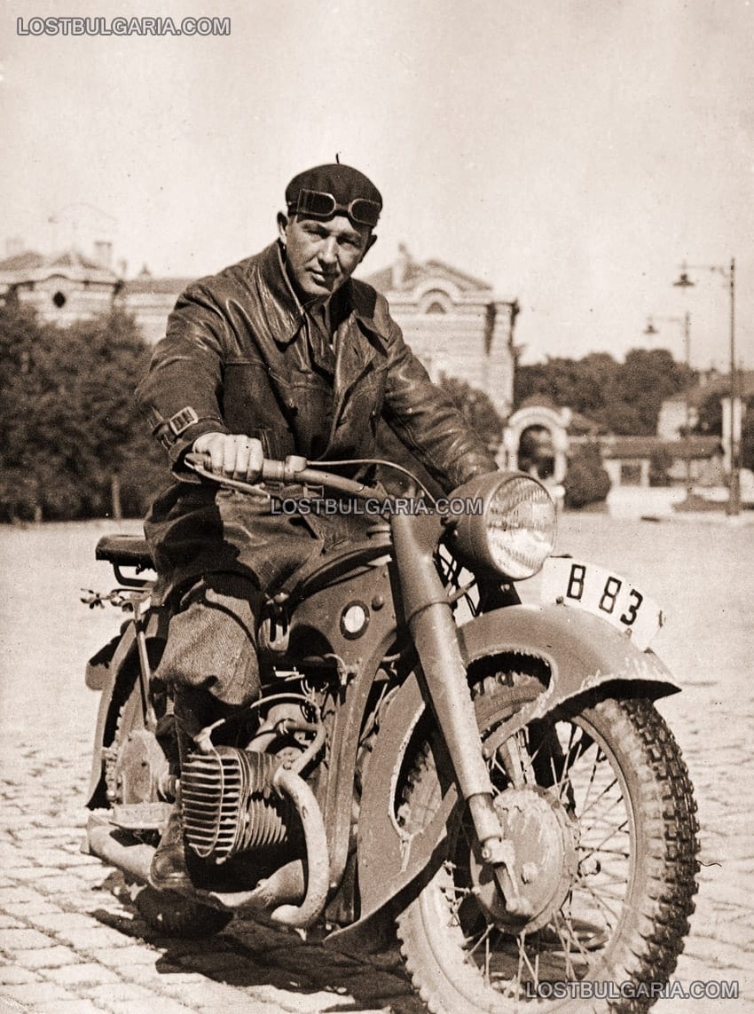 Димитър Соколов с мотоциклет "БМВ" в София, 30-те години на ХХ век