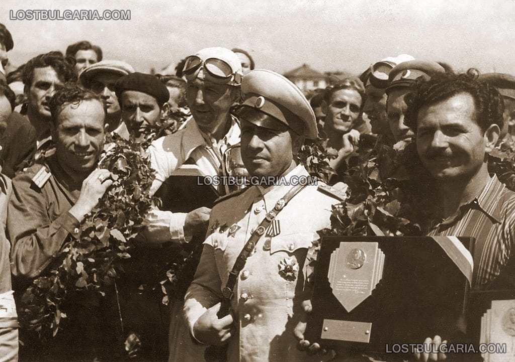 Димитър Соколов получава награда от генерал Владимир Стойчев на състезание в Хиподрума, София 1947г.