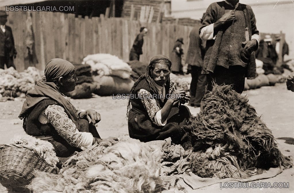 Възрастни циганки от Шопско на пазара, началото на ХХ век