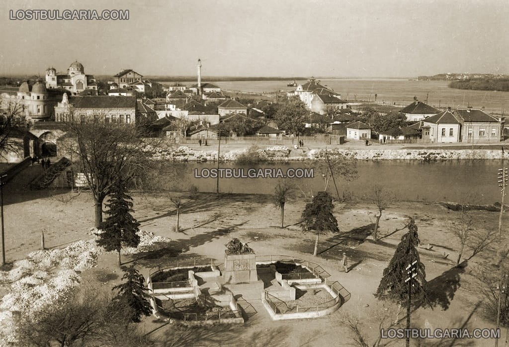 Видин, изглед от площада към стария град и река Дунав. Вляво - портата Стамбол капия (построена 1718/19 г.) на османската крепост, 30-те години на ХХ век