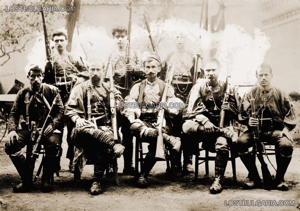 Четата на Апостол войвода (седнал в средата), до него - Въндо Гьошев (отдясно) и Стоян Хаджиев (отляво), около 1910 г.