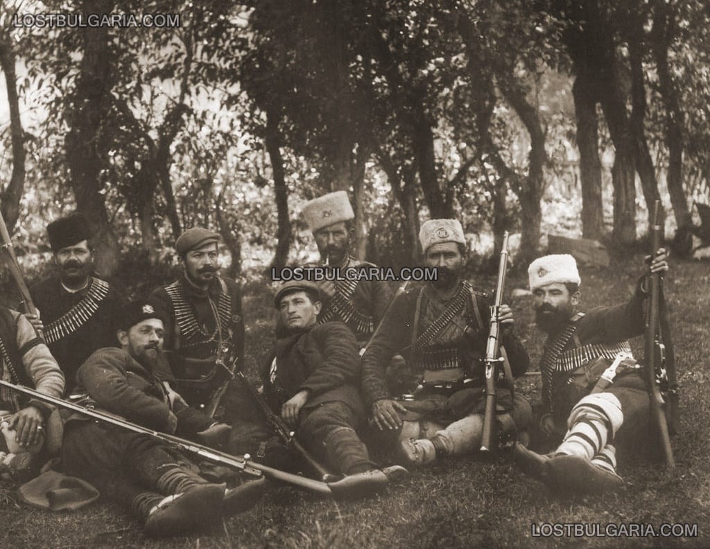 Съвет на войводи : Антон Шипков (вдясно), Сотир Атанасов (в средата), зад него - Илия Карабиберов, 1903 г.