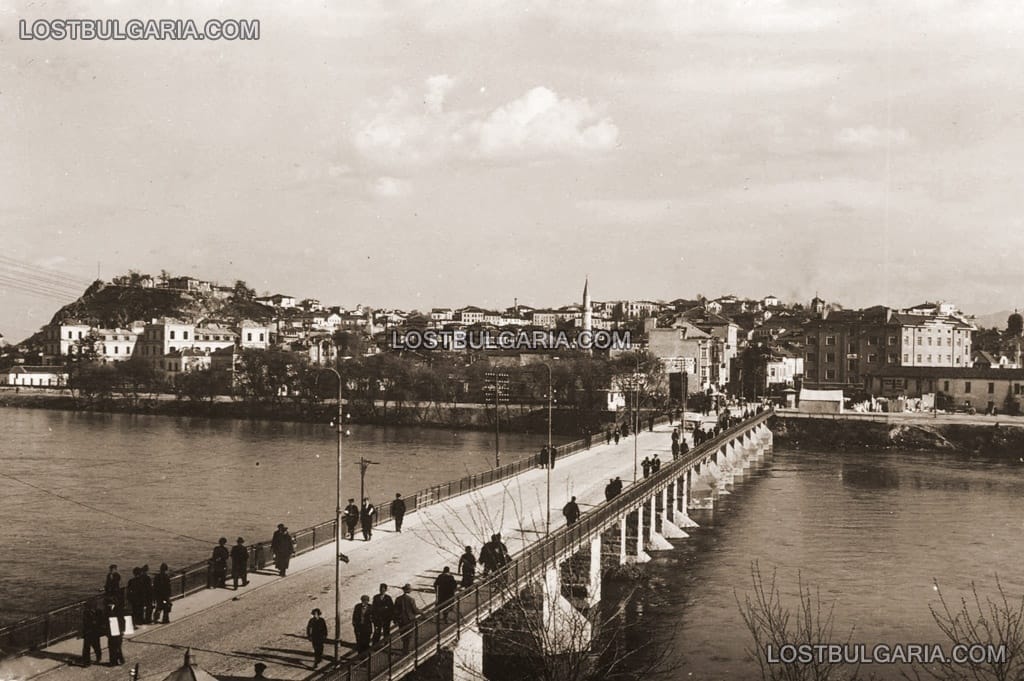 Пловдив, северният бряг на река Марица към стария мост, гимназията 