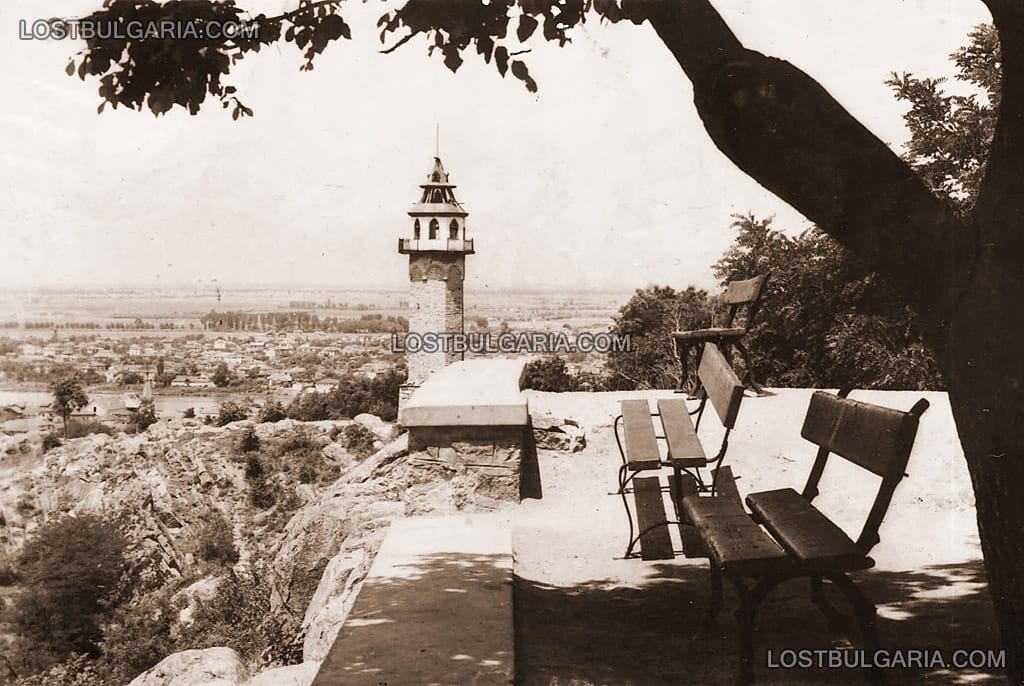 Пловдив, поглед от върха на Сахат тепе към часовниковата кула и Каршияка, 40-те години на ХХ век