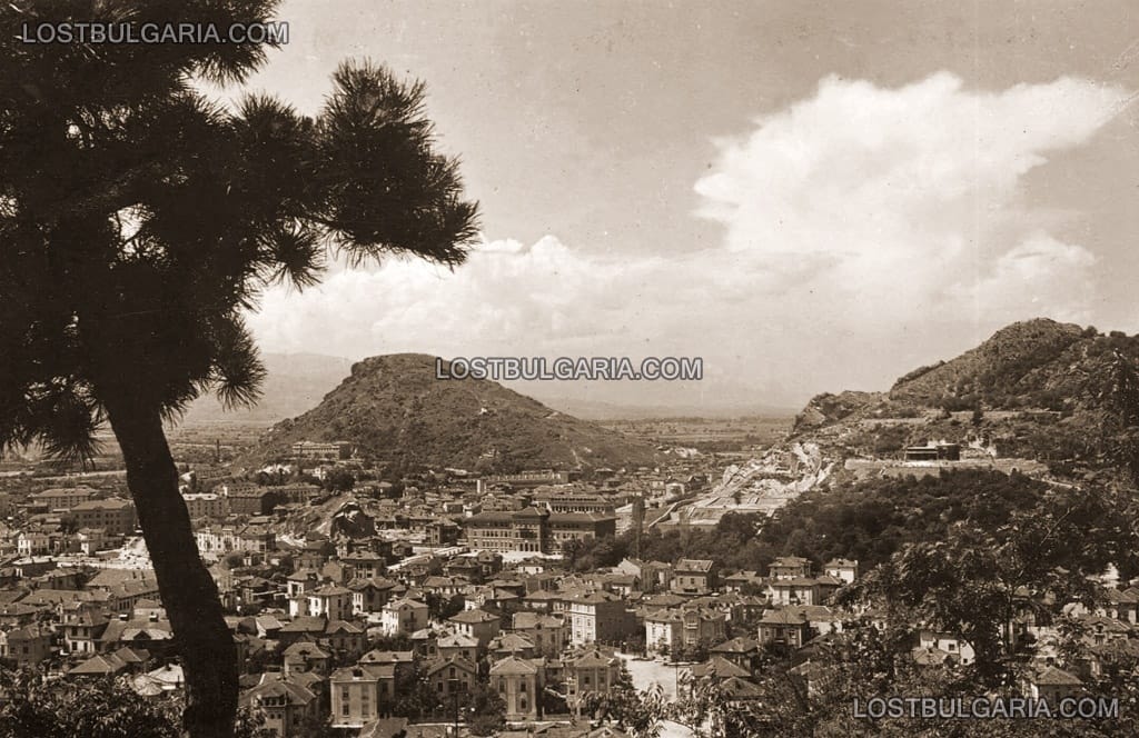Пловдив, поглед от Сахат тепе към Бунарджика, Търговската гимназия и Джендем тепе, 30-те години на ХХ век
