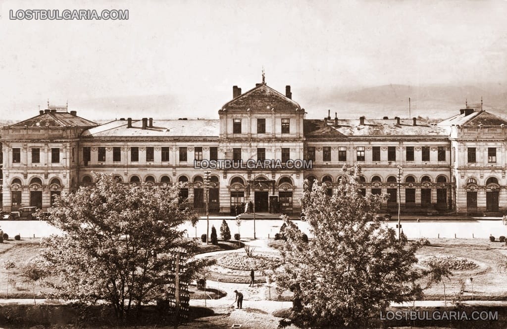 Пловдив, железопътната гара с парка пред нея, 30-те години на ХХ век