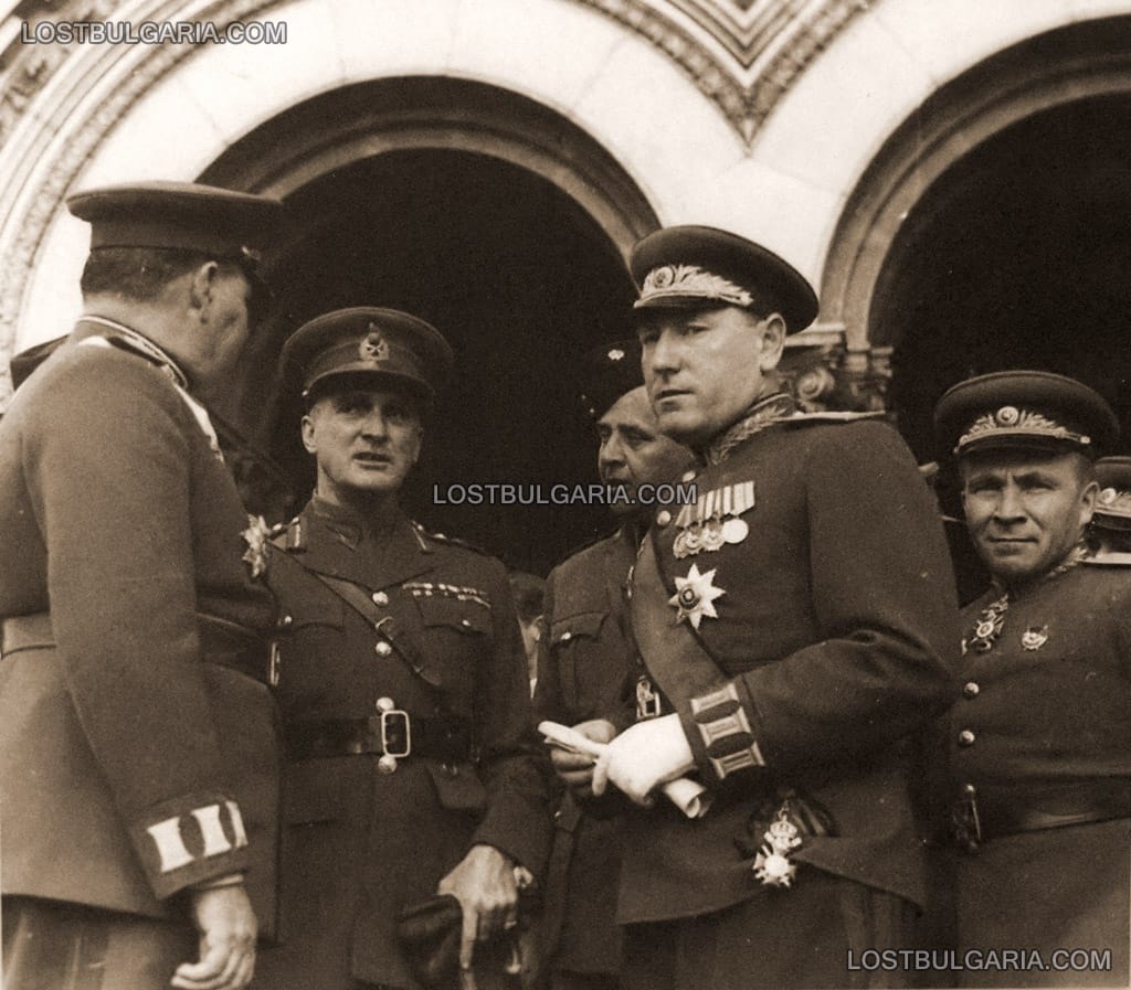 Ръководителите на Съюзническата контролна комисия по капитулацията на Германия пред храм 