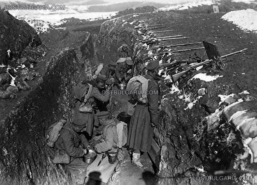 Български войници се хранят на позиция в окопите, 1918 г.