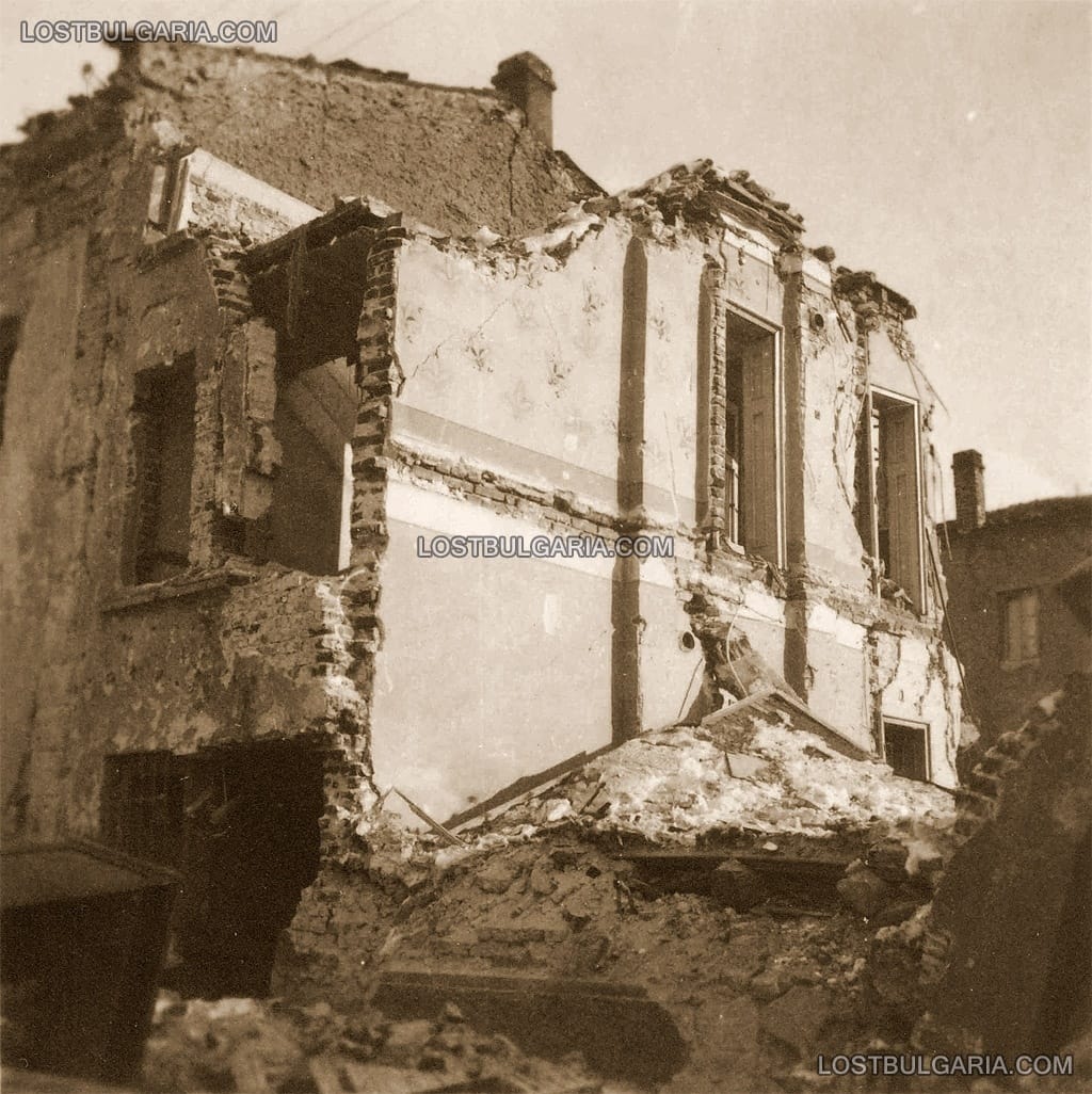 Дупница, останки от пострадала по време на съюзническите бомбардировки къща, януари 1944 г.