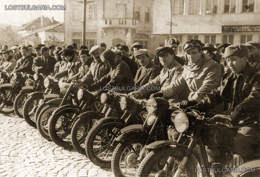 Участници в мотоциклетно състезание, 1956г.